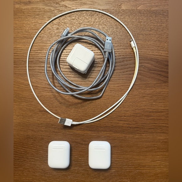 2 Apple AirPods Great Condition With 2 Charging Cords And Charging Port - Picture 2 of 2